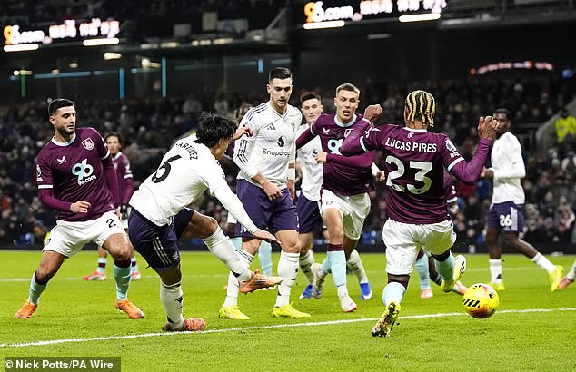 เชชโก้เบิ้ล!ผีบุกแหลกแค่เจ๊าเบิร์นลี่ย์ 2-2